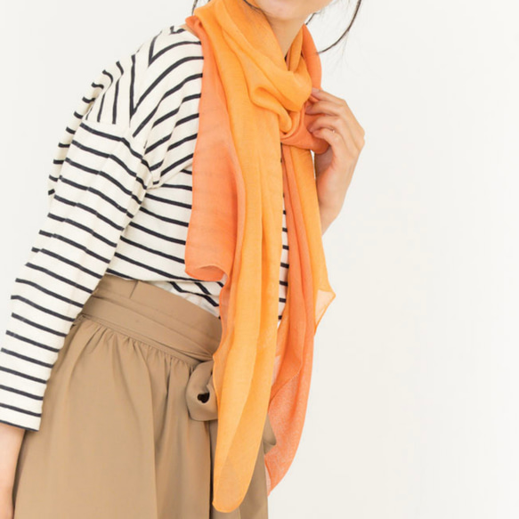 シルクスカーフ【曙色】 茜染め　天然素材　天然染料　手染め　オールシーズン着用　つけ心地やわらか　バイカラー 3枚目の画像