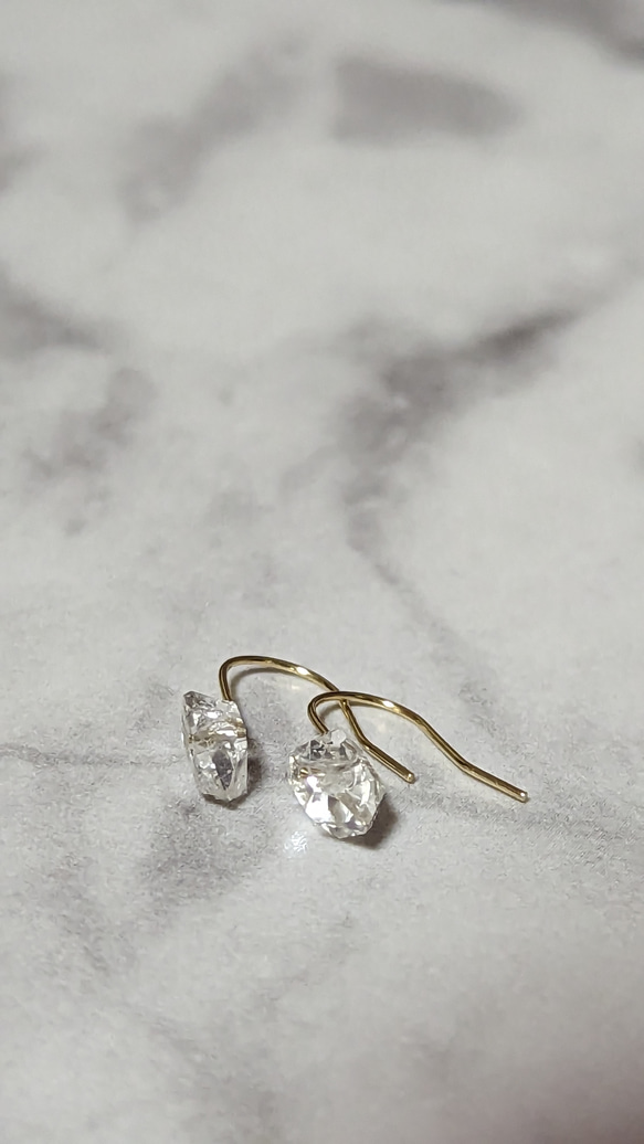 【k10YG】Herkimer Diamond , pierces 2枚目の画像