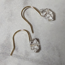 【k10YG】Herkimer Diamond , pierces 1枚目の画像