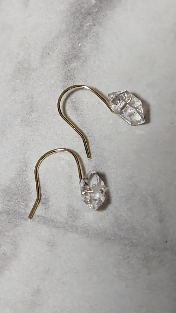 【k10YG】Herkimer Diamond , pierces 1枚目の画像