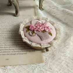 バラと花籠刺繍のコンパクトミラー 2枚目の画像