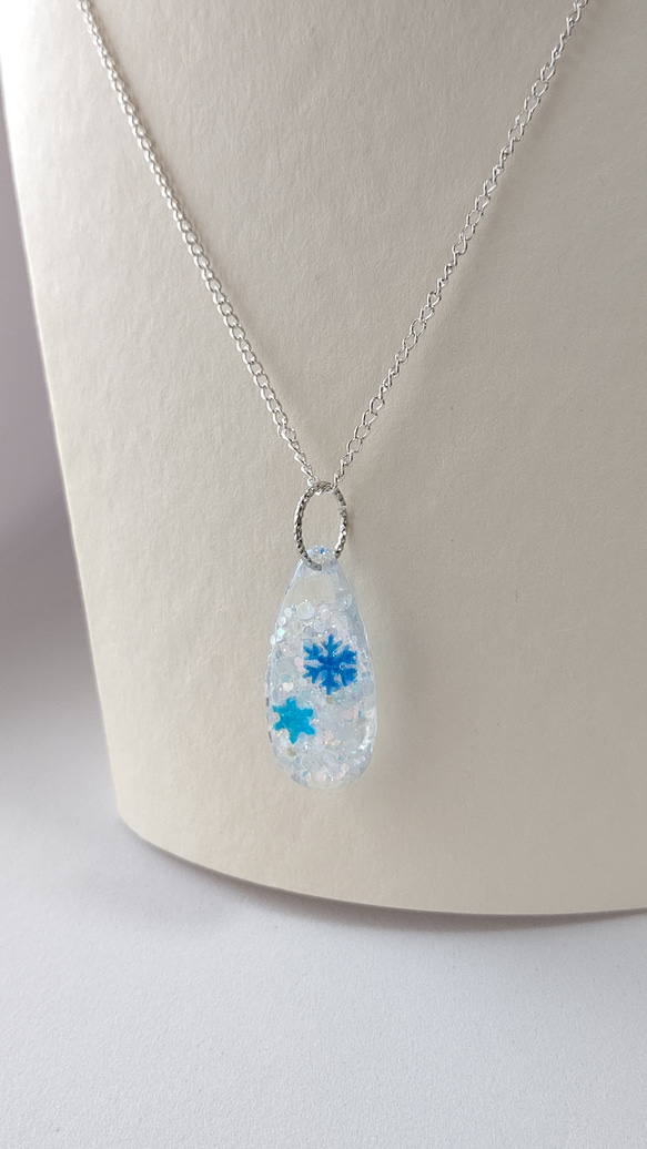 ＊冬の新作＊青と水色の雪の結晶とホログラムのしずく型ネックレス 3枚目の画像