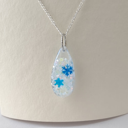 ＊冬の新作＊青と水色の雪の結晶とホログラムのしずく型ネックレス 2枚目の画像