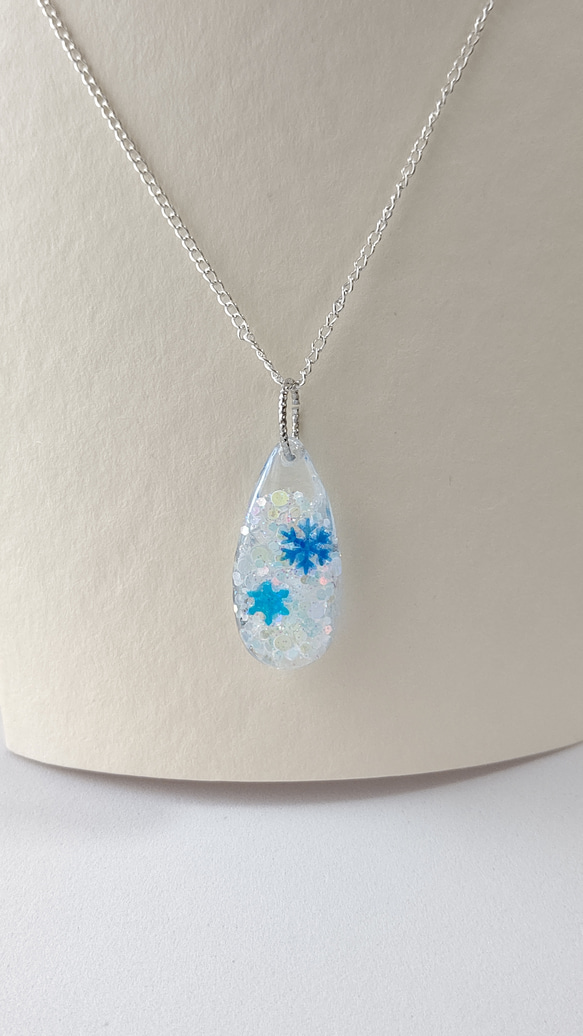 ＊冬の新作＊青と水色の雪の結晶とホログラムのしずく型ネックレス 2枚目の画像