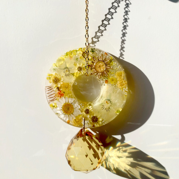 運気ＵＰ　幸せを運ぶ黄色いお花達×オルゴナイトのサンキャッチャー 1枚目の画像