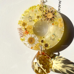 運気ＵＰ　幸せを運ぶ黄色いお花達×オルゴナイトのサンキャッチャー 3枚目の画像