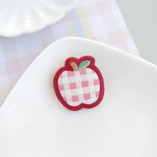 チェック柄りんごの刺繍ブローチ ブローチ catloaf 通販 15263989