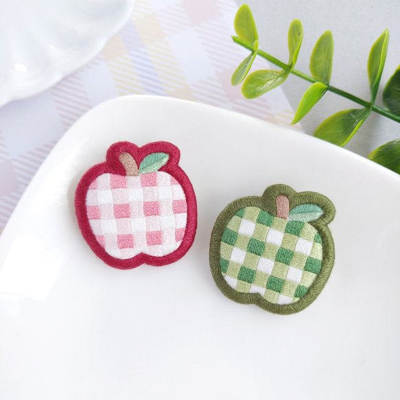 チェック柄りんごの刺繍ブローチ ブローチ catloaf 通販 15263989