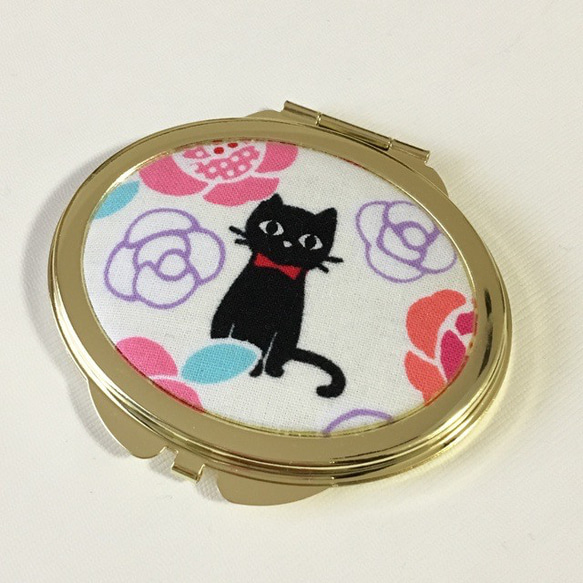 薔薇と黒猫のオーバル型コンパクトミラー 1枚目の画像