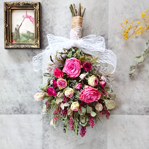 ローズレッドの薔薇とスプレー薔薇、ユーカリのアンティークで 