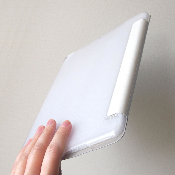 ペン収納付手帳型iPadケース【和モダン椿】三折りスタンド機能付ソフトケースタイプ 3枚目の画像