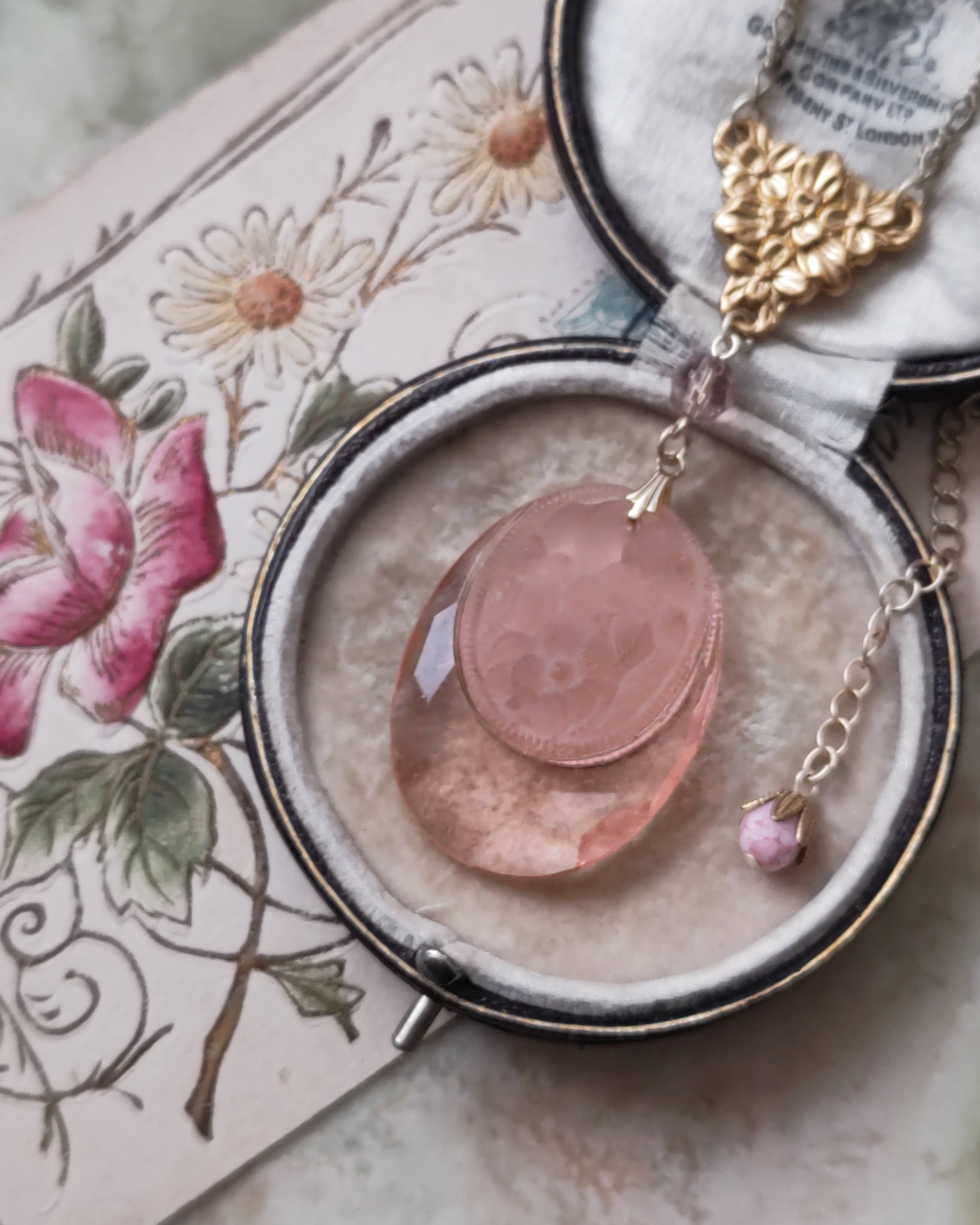 1940年代　チェコヴィンテージ　サーモンピンク　ガラスフラワーペンダント