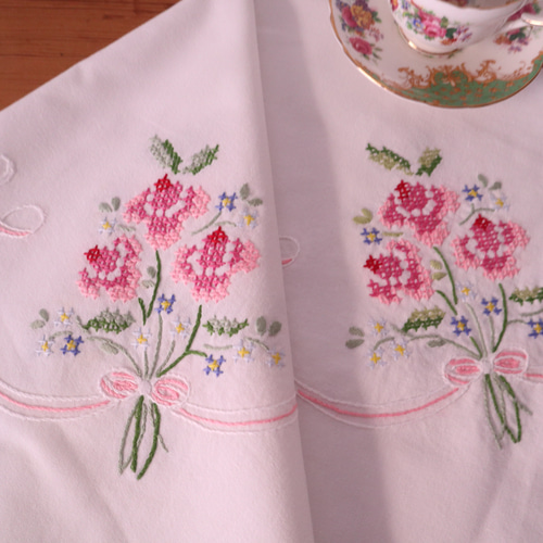 ドイツの手仕事/ピンクと白のリボンで束ねられたブーケの手刺繍