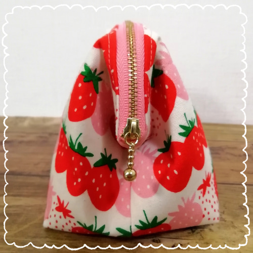 送料無料♡いちご柄♡パカッと開く☆ワイヤーポーチ メイク