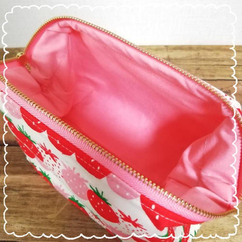 送料無料♡いちご柄♡パカッと開く☆ワイヤーポーチ メイク