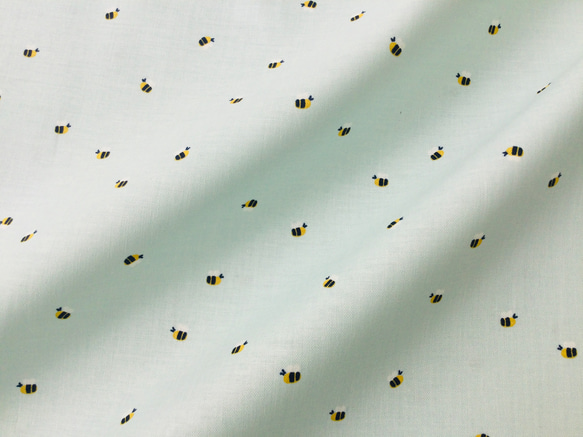 30%オフ　小さな蜂柄(水色) Daybreak Bees /blue by Fran Gulick for Ril 3枚目の画像