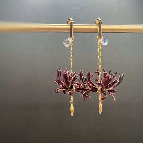 印象のデザイン 彼岸花 赤/下咲 ディップアート ピアス(各種金具変更有)赤 アクセサリー