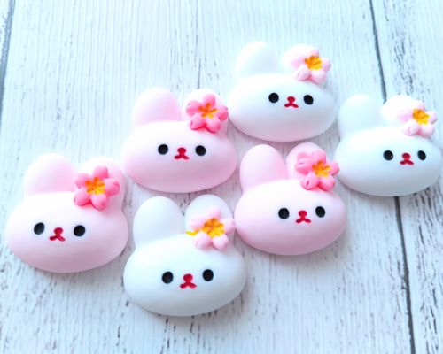 デコパーツ 4個(2色×各2個) うさぎ 顔 紅白 桜 樹脂 カボション 