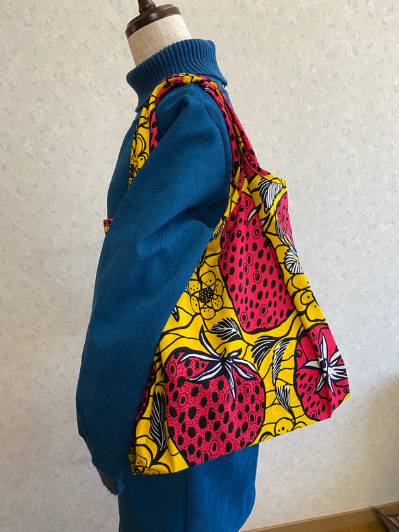 【受注製作】アフリカ布　折りたたんで使えるエコバッグ　　　　♡ビビットなイチゴ♡ 1枚目の画像