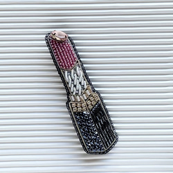 ビーズ刺繍のブローチ　-リップスティック(ピンク) lipstick- 2枚目の画像