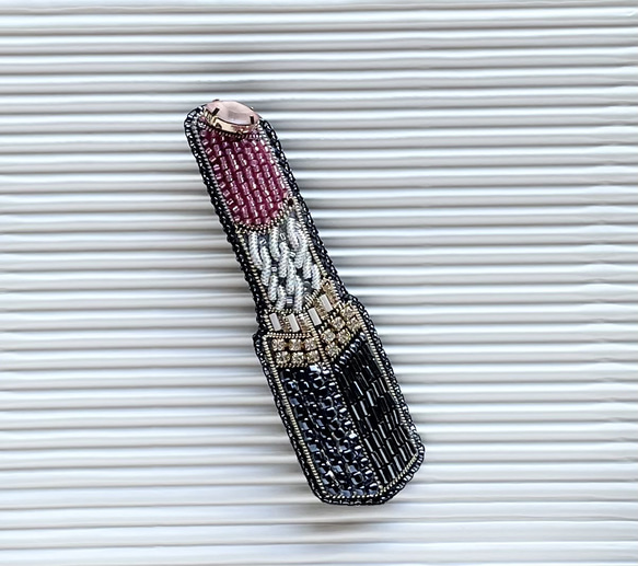 ビーズ刺繍のブローチ　-リップスティック(ピンク) lipstick- 2枚目の画像