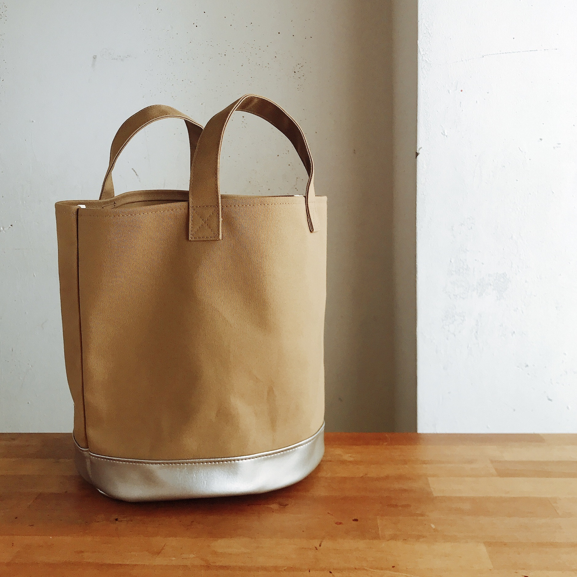 ［L］マルシェカゴのような帆布のバケツトート  マッシュルーム×メタリックシルバー