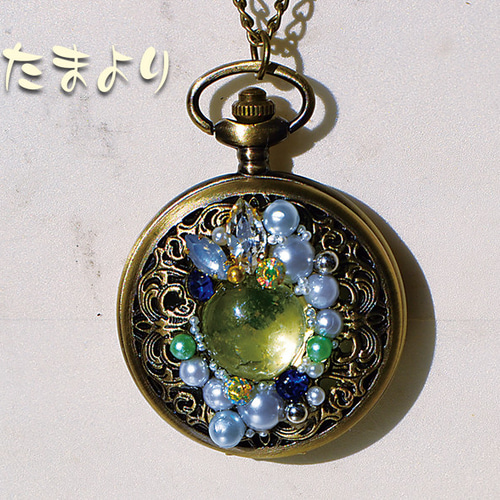 時の魔法」ウランガラスとビジューの懐中時計（ライトブルービジュー