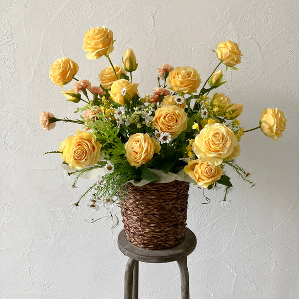 花が苦手でも喜んでもらえる！お祝いアレンジメント〈黄色いバラ〉開店祝い 開業 結婚祝い 還暦祝い 秋の誕生花2024 結婚祝い 還暦祝い 秋の誕生花2024