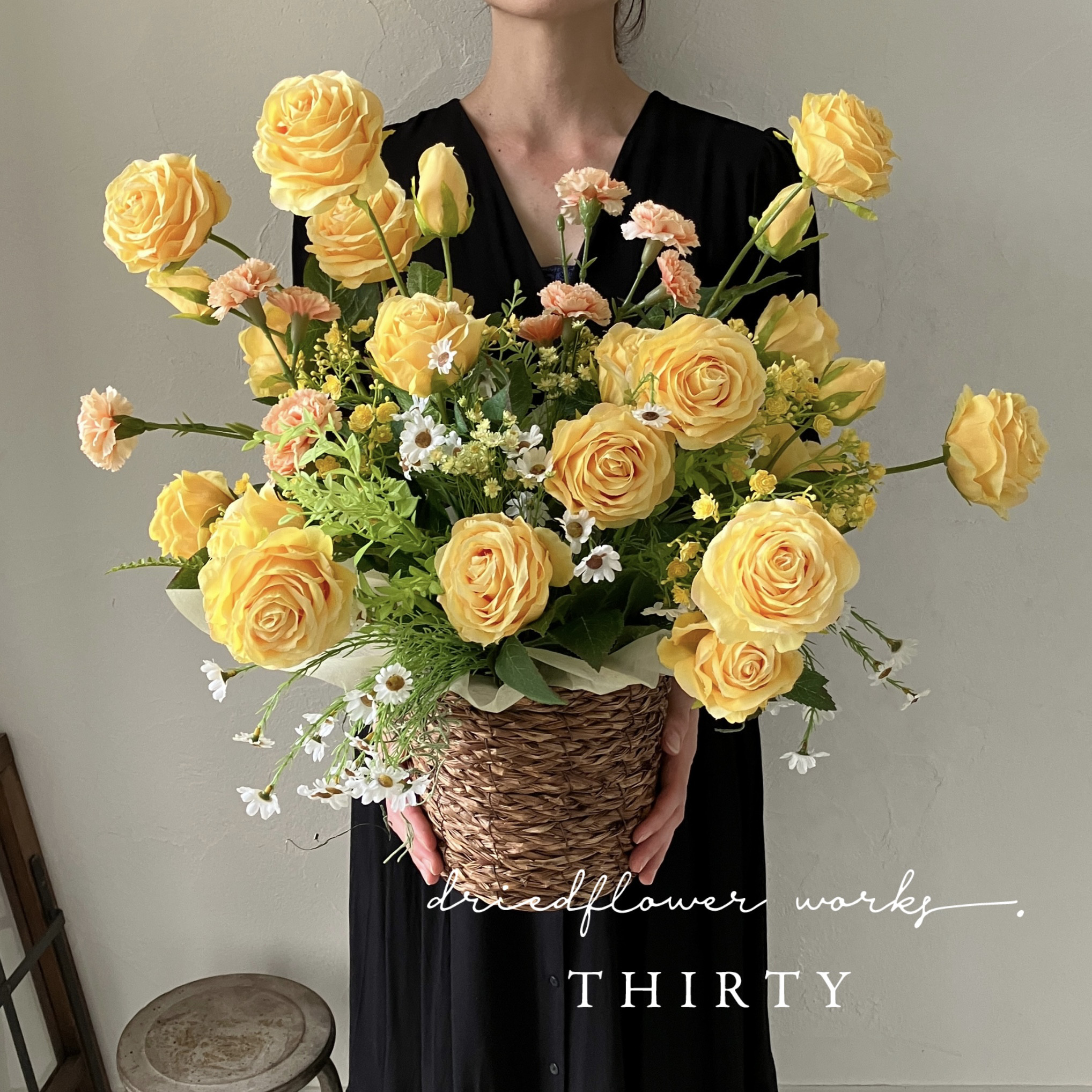 黄色いローズのお祝いアレンジメント / 開店祝い 開業 結婚祝い 還暦 傘寿祝い 米寿祝い 卒業祝い ビタミンカラー