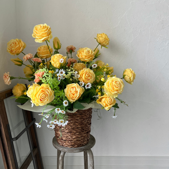 花が苦手でも喜んでもらえる！お祝いアレンジメント〈黄色いバラ〉開店祝い 開業 結婚祝い 還暦祝い 秋の誕生花2024 結婚祝い 還暦祝い 秋の誕生花2024