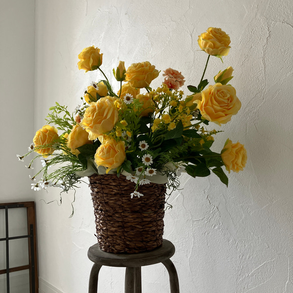 花が苦手でも喜んでもらえる！お祝いアレンジメント〈黄色いバラ〉開店祝い 開業 結婚祝い 還暦祝い 秋の誕生花2024 結婚祝い 還暦祝い 秋の誕生花2024