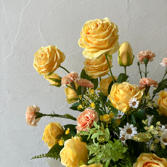 花が苦手でも喜んでもらえる！お祝いアレンジメント〈黄色いバラ〉開店祝い 開業 結婚祝い 還暦祝い 秋の誕生花2024 結婚祝い 還暦祝い 秋の誕生花2024