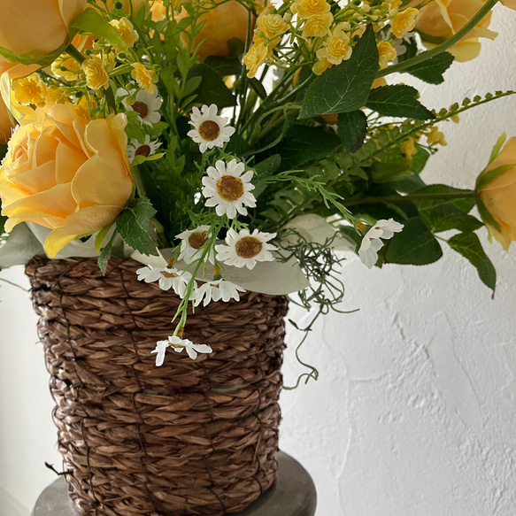 花が苦手でも喜んでもらえる！お祝いアレンジメント〈黄色いバラ〉開店祝い 開業 結婚祝い 還暦祝い 秋の誕生花2024 結婚祝い 還暦祝い 秋の誕生花2024