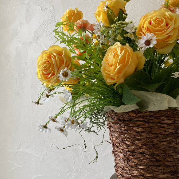 花が苦手でも喜んでもらえる！お祝いアレンジメント〈黄色いバラ〉開店祝い 開業 結婚祝い 還暦祝い 秋の誕生花2024 結婚祝い 還暦祝い 秋の誕生花2024