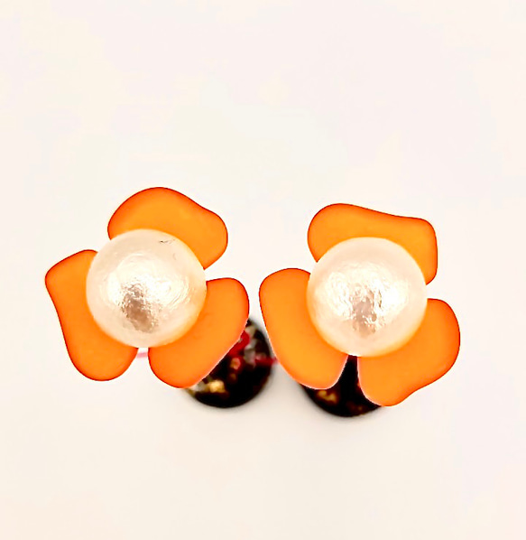 490 ひなまつり お飾り〈燭台一対〉 橙色花に純白玉台 2枚目の画像