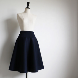 [售罄！ ] 空氣羊毛米蘭羅紋針織喇叭裙 [海軍藍] 第3張的照片