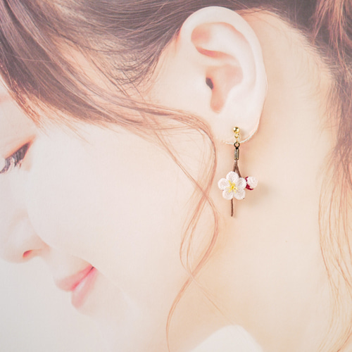 揺れる薄いピンク梅のピアス/イヤリング (梅、花、花モチーフ、和装 