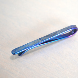 Titanium tie bar.鍛造純チタンネクタイピン　荒し鎚目　ブルー51mm 1枚目の画像