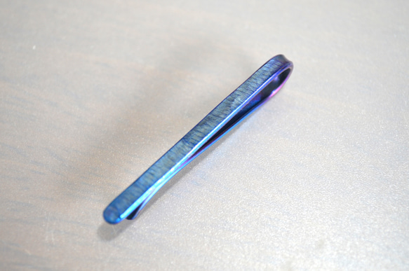 Titanium tie bar.鍛造純チタンネクタイピン　荒し鎚目　ブルー51mm 3枚目の画像