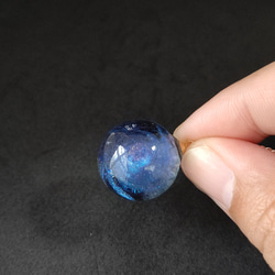 ブルーとパープルの渦が輝く宇宙玉レジンの球体ネックレス 7枚目の画像