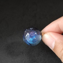 ブルーとパープルの渦が輝く宇宙玉レジンの球体ネックレス 3枚目の画像