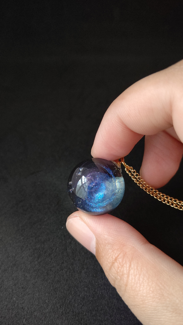 ブルーとパープルの渦が輝く宇宙玉レジンの球体ネックレス 5枚目の画像