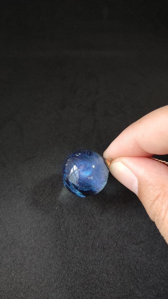 ブルーとパープルの渦が輝く宇宙玉レジンの球体ネックレス 4枚目の画像