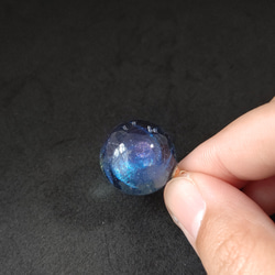 ブルーとパープルの渦が輝く宇宙玉レジンの球体ネックレス 6枚目の画像