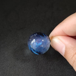 ブルーとパープルの渦が輝く宇宙玉レジンの球体ネックレス 12枚目の画像