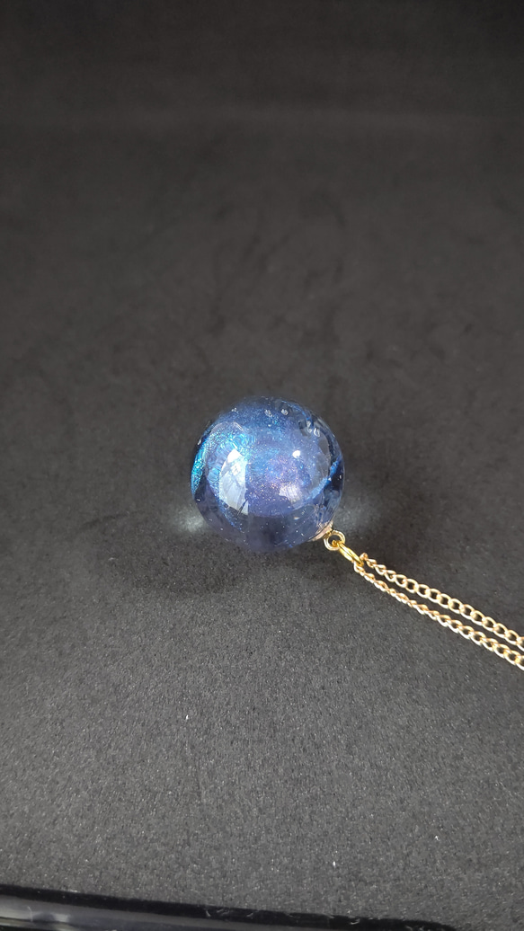 ブルーとパープルの渦が輝く宇宙玉レジンの球体ネックレス 11枚目の画像