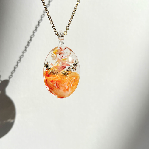 お花とオレンジマーブルのネックレス / オーバル / レジン ネックレス