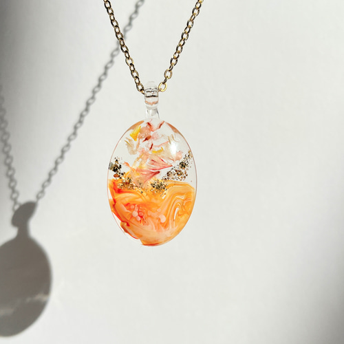 お花とオレンジマーブルのネックレス / オーバル / レジン ネックレス