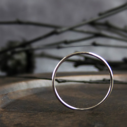 Pt900 プラチナ 絶妙な華奢感 極細 ストレート リング ／1mmと1.5mmで