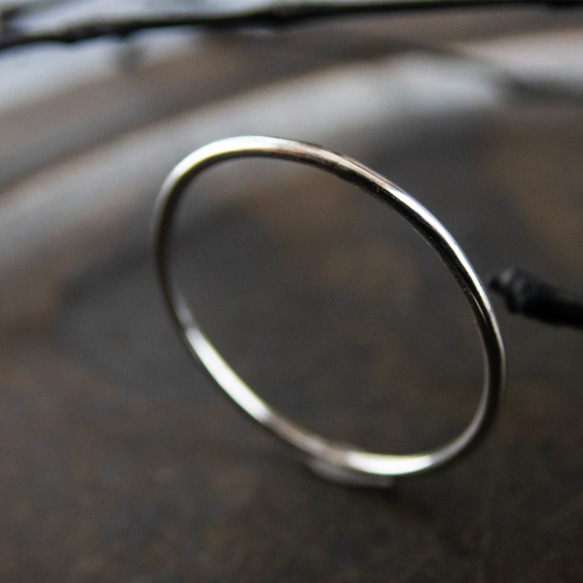 Pt900 プラチナ 絶妙な華奢感 極細 ストレート リング  ／1mmと1.5mmで太さが選べる指輪 K03 2枚目の画像